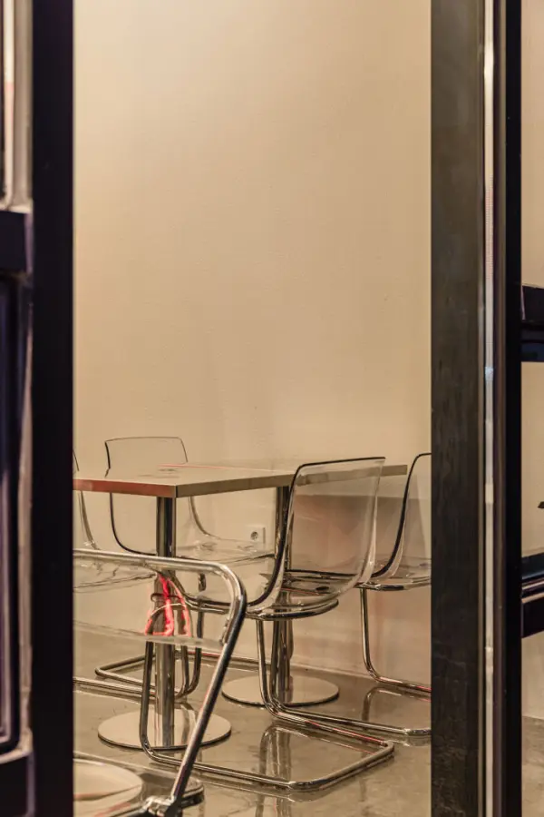 투명 의자와 크롬이 만든 미니멀 모던 카페 공간